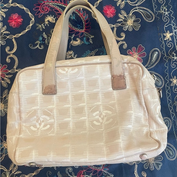 CHANEL Authentic Cream travel line Shoulder Bag. Apx 11 x 8 x 4”. EUC! - Picture 4 of 16